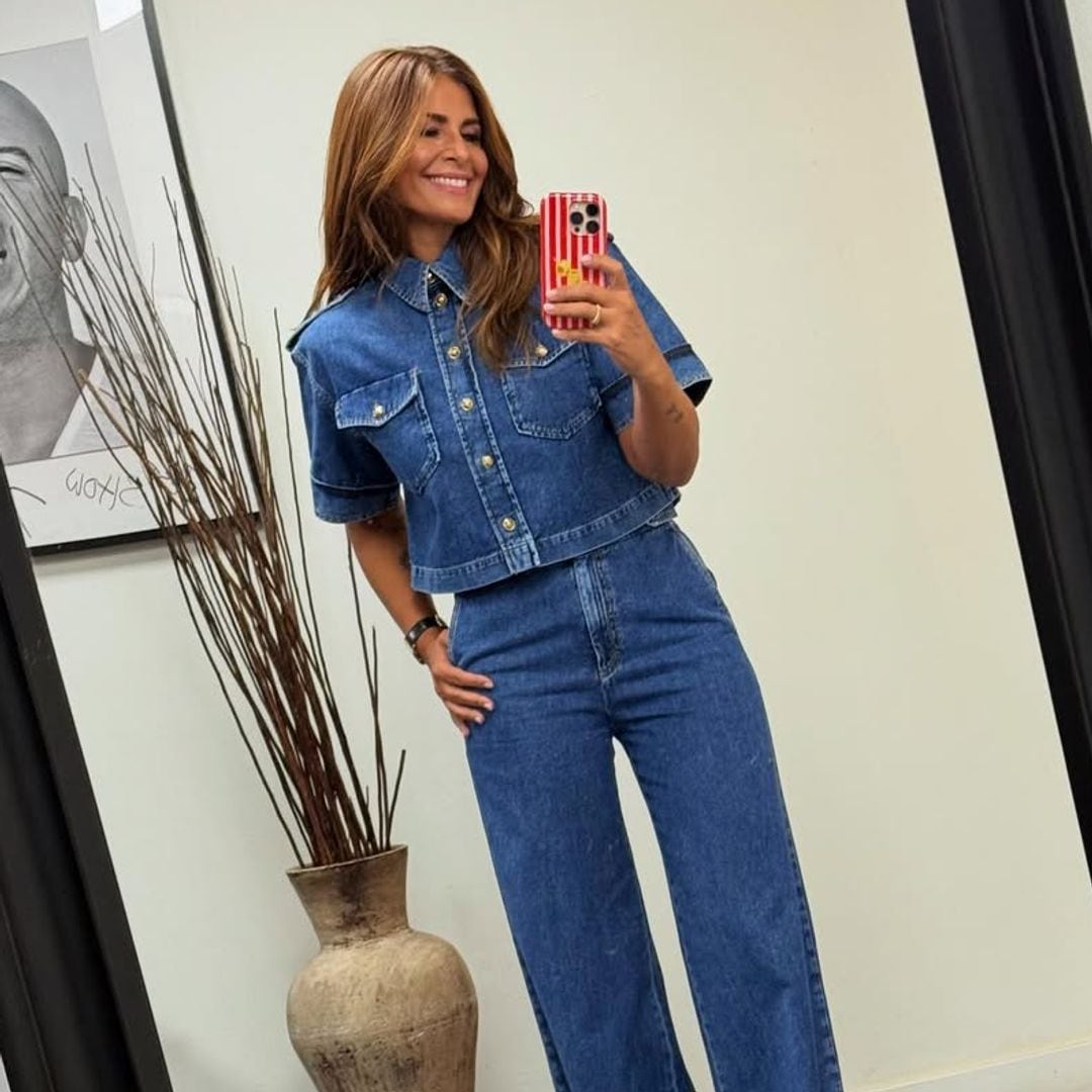Nuria Roca se suma al 'total denim' con un look vaquero que conecta con la reina Letizia