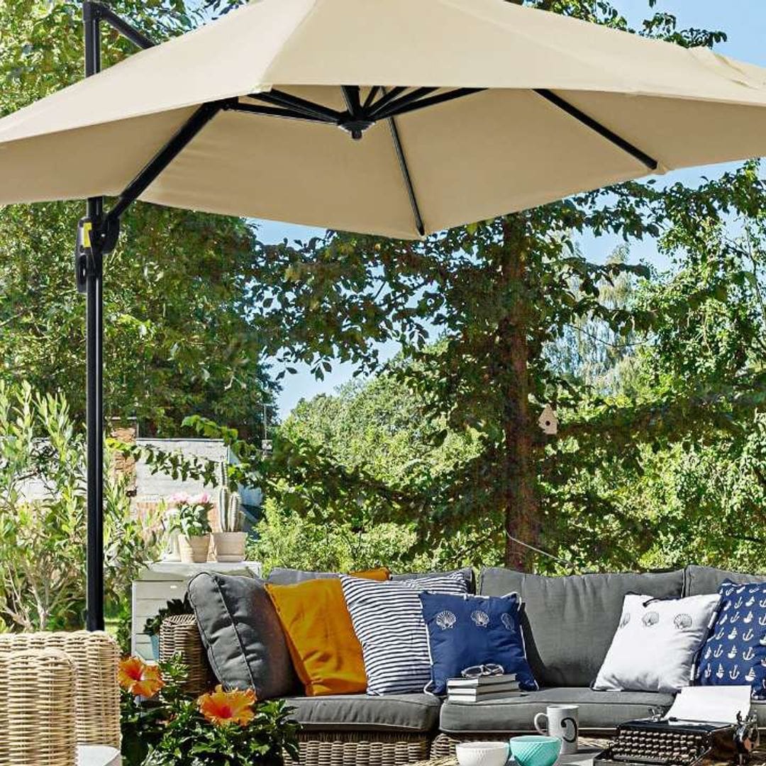 Las 7 sombrillas más prácticas y fáciles de montar para terrazas y jardines
