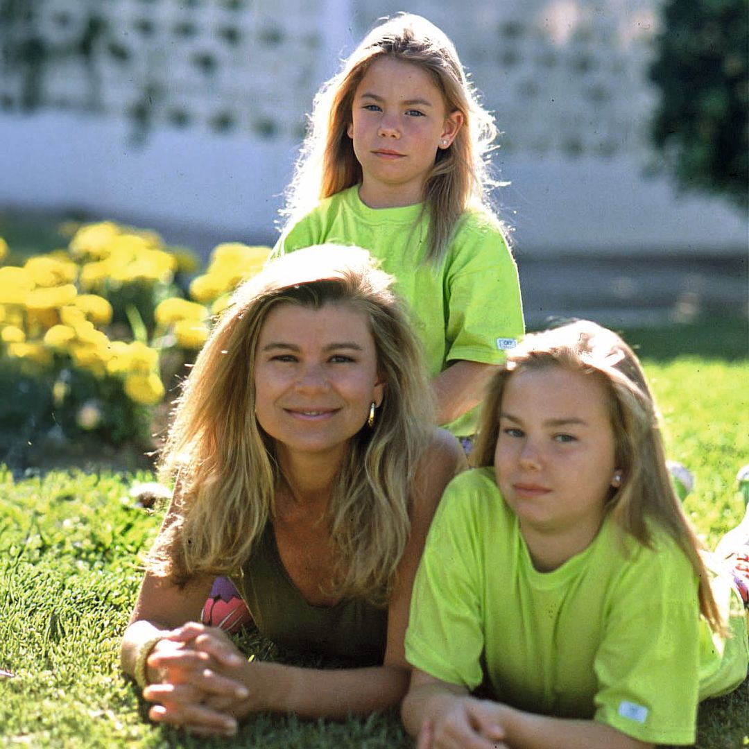 Caritina con su hermana, Carla, y su madre