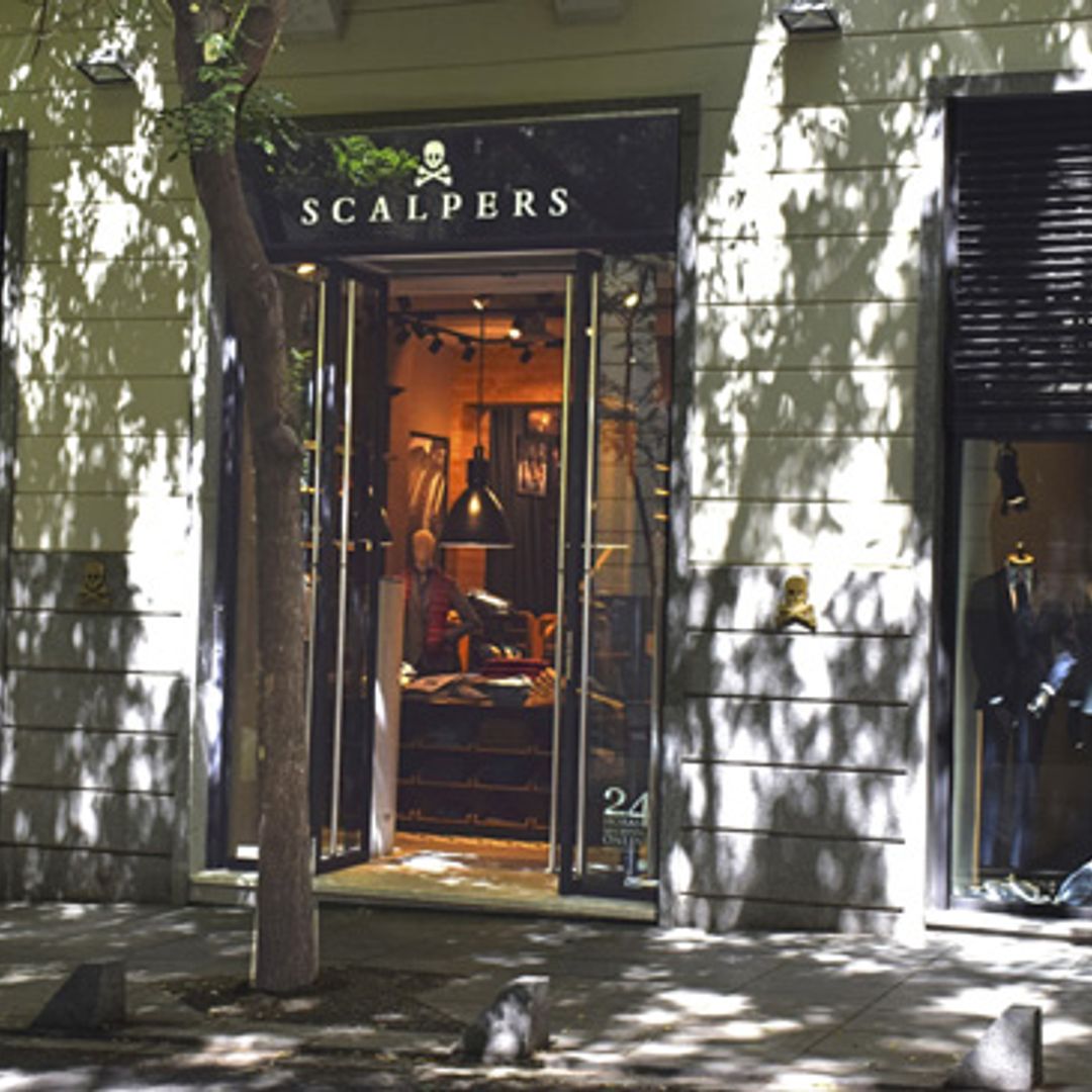 Carlos Sainz, Samanta Vallejo-Nágera y Rubén de la Red, testigos de excepción en la apertura de la nueva tienda de Scalpers