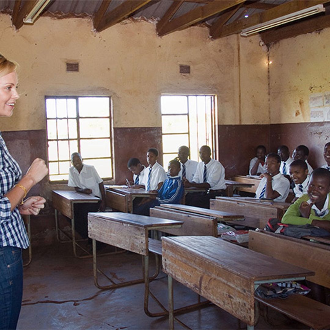 Charlize Theron muestra su imagen más solidaria en Sudáfrica