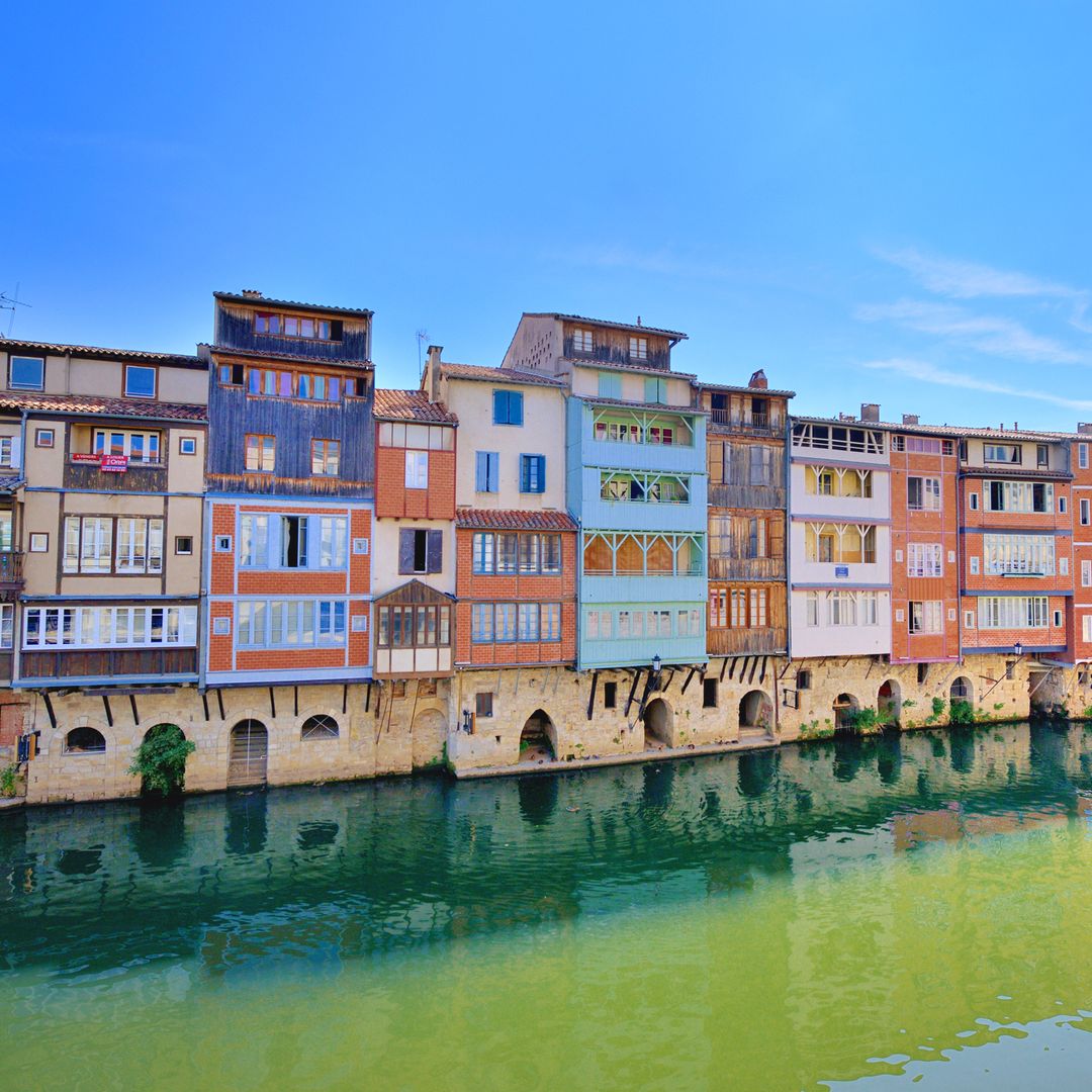 Casas de colores de Castres a la orilla del río, Francia