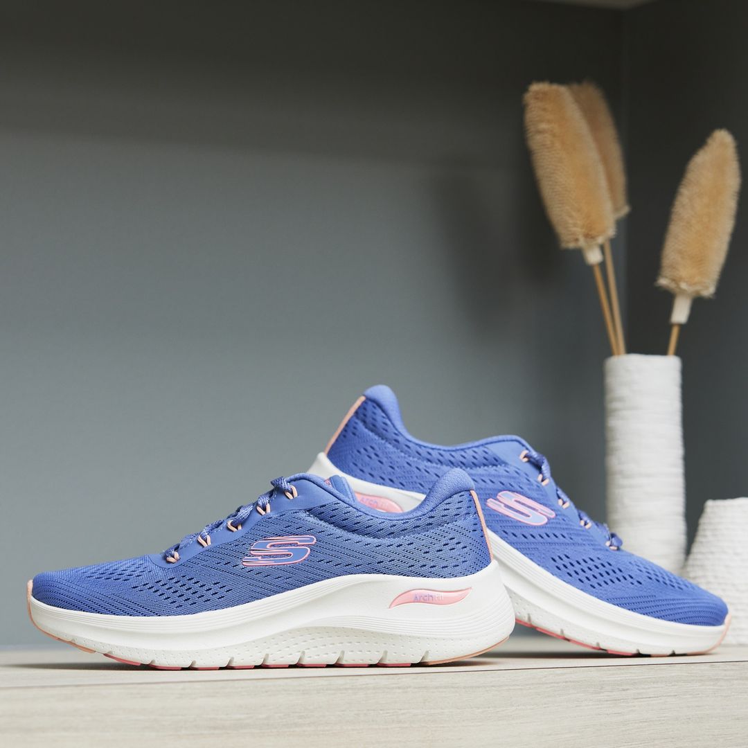 Zapatillas cómodas, con sello de podólogos y al 50%: las Skechers más buscadas del Prime Day 2025