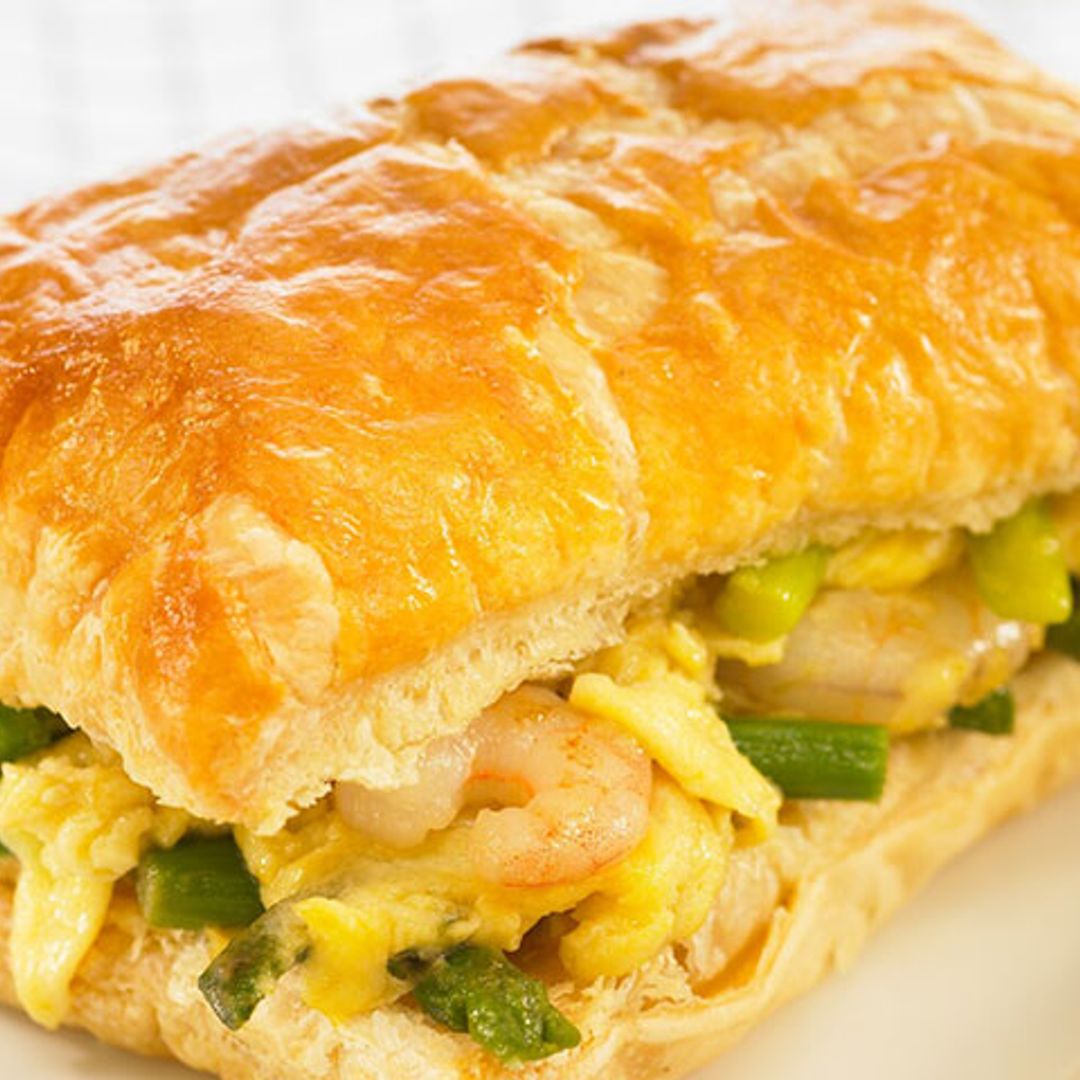 Hojaldre relleno de revuelto de gambas y espárragos