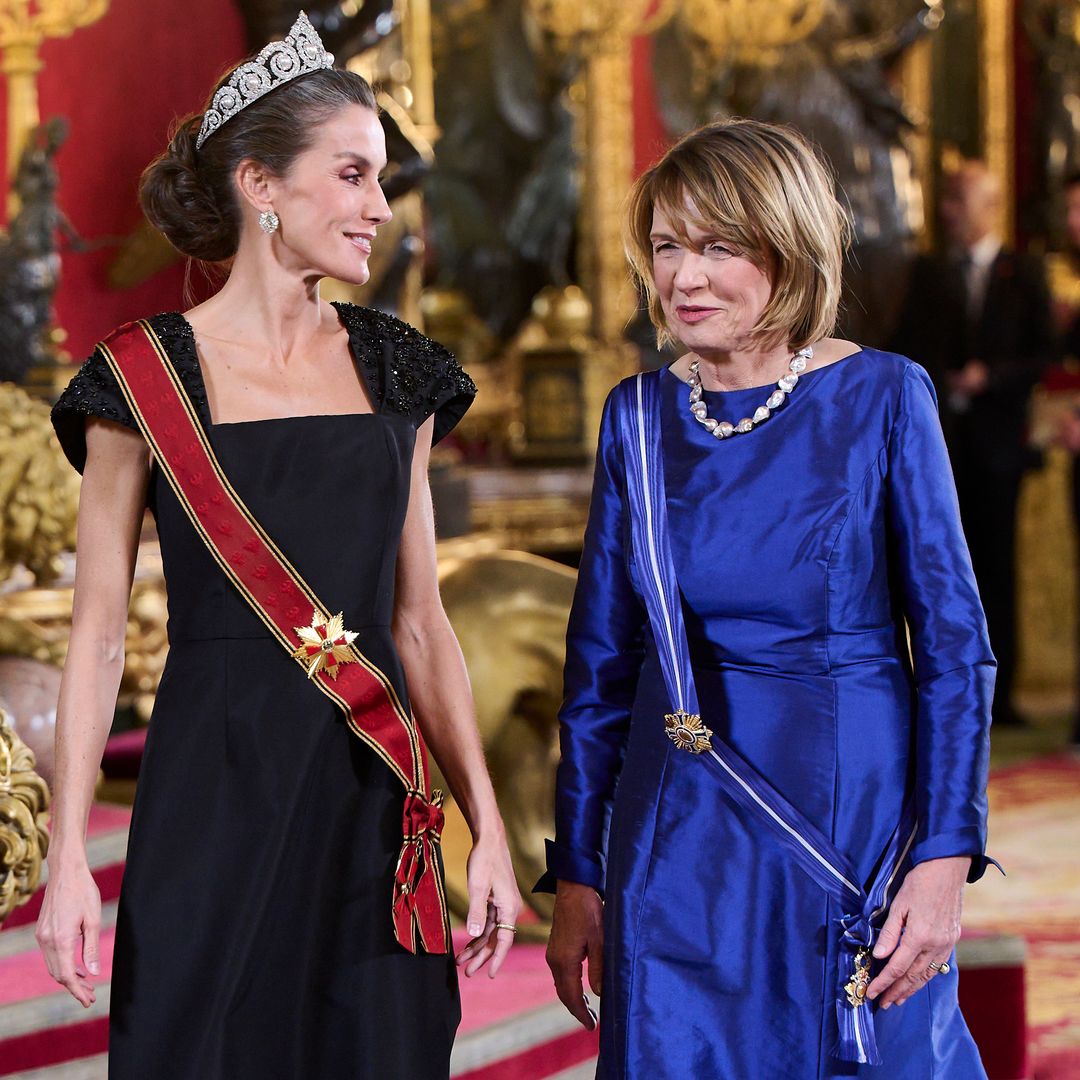La infalible fórmula de estilo de Elke Büdenbender en sus encuentros con reinas y princesas: del color azul a su collar de eslabones dorados