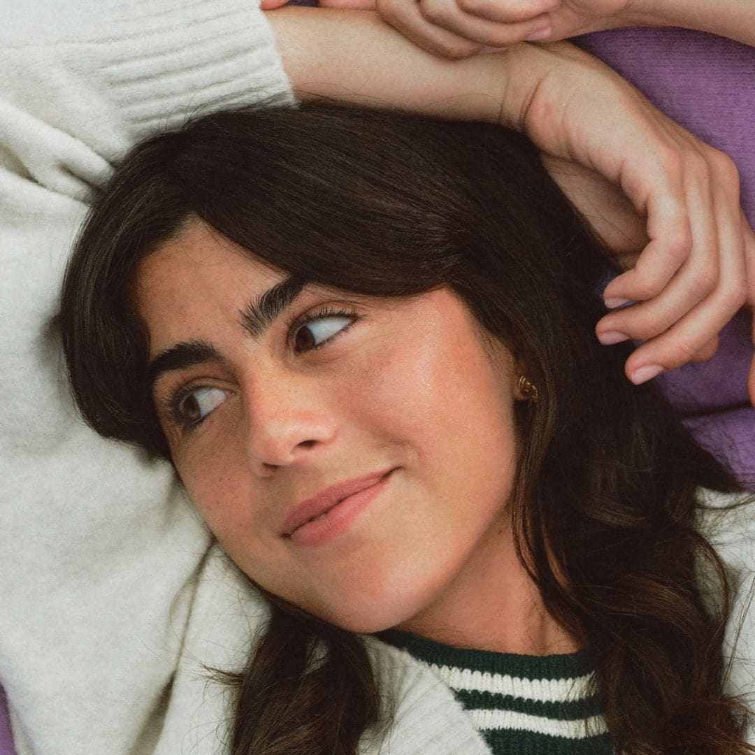 Guía definitiva de 'cashmere': cómo elegir, cuidar y combinar tus jerséis esta temporada