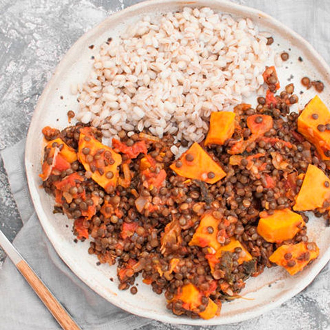 Lentejas con tomate, kale y boniato con cebada perlada