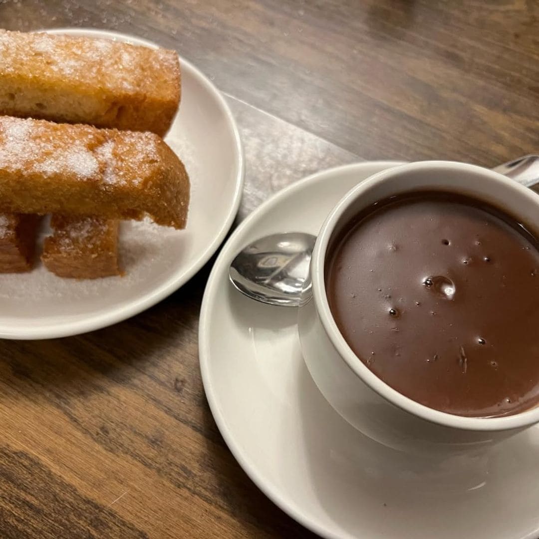 Picatostes con chocolate de la cafetería del hotel Miranda & Suizo de San Lorenzo de El Escorial