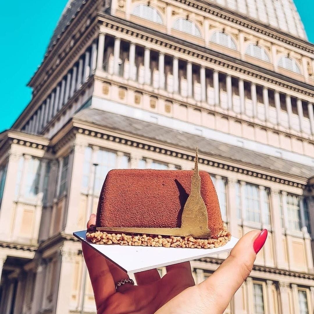 La imponente Mole Antonelliana representada en un gianduiotto, dulce inventado en Turín, Italia
