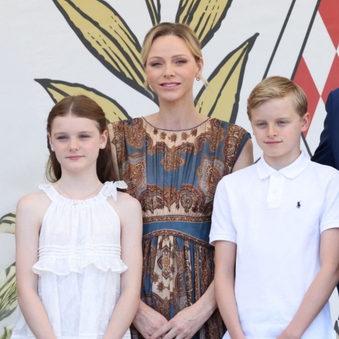 Charlene de Mónaco deslumbra junto al príncipe Alberto y sus hijos con un elegante vestido de seda para celebrar el legado Grimaldi