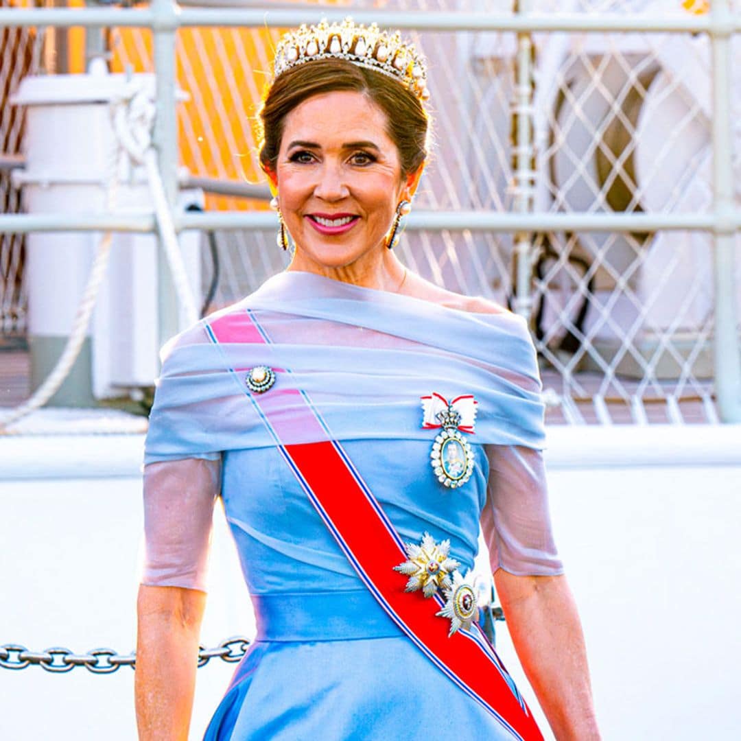 Mary de Dinamarca hace un guiño con su look a la reina Margarita en la cena de gala en su aniversario de bodas