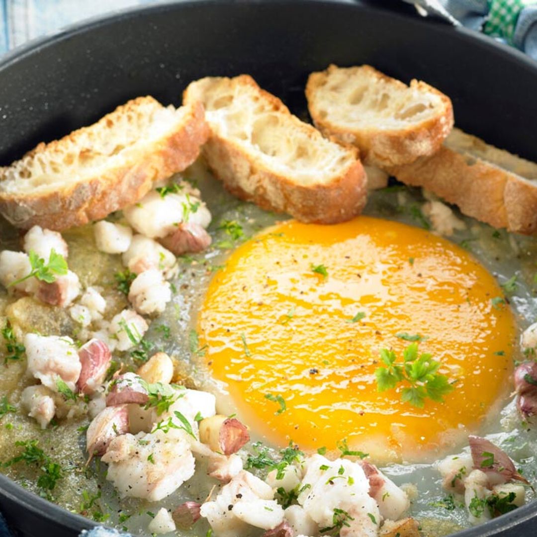 Huevo de avestruz con bacalao salteado al ajo