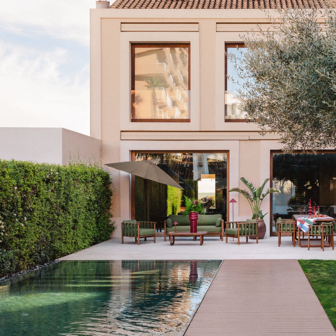 Los jardines con piscina más inspiradores de agosto: así son los exteriores que todos queremos disfrutar en verano