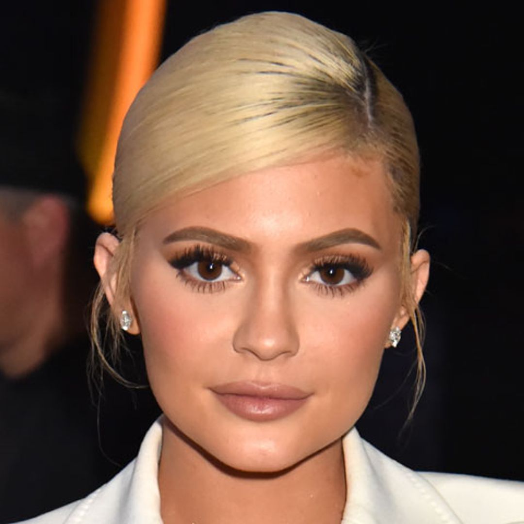 Kylie Jenner cumple su propósito y recupera su melena morena