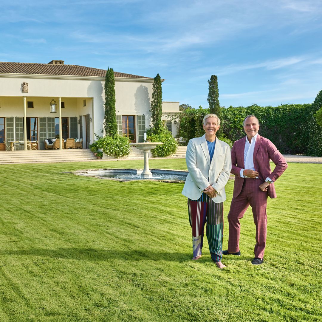 El embajador James Costos y el interiorista Michael Smith nos abren las puertas de su impresionante finca en Mallorca: "España cambió mi vida"