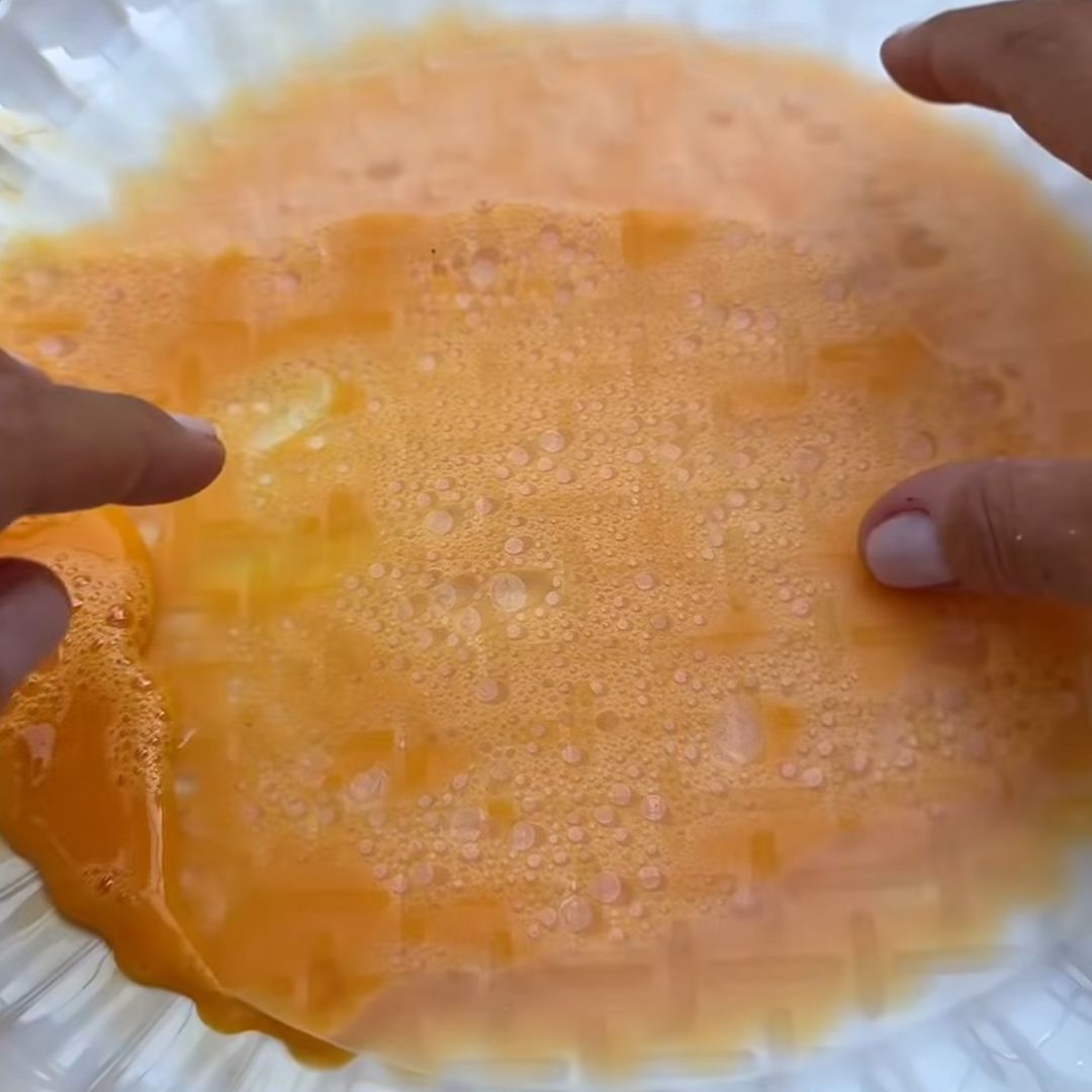 Obleas de papel de arroz hidratadas en huevo batido