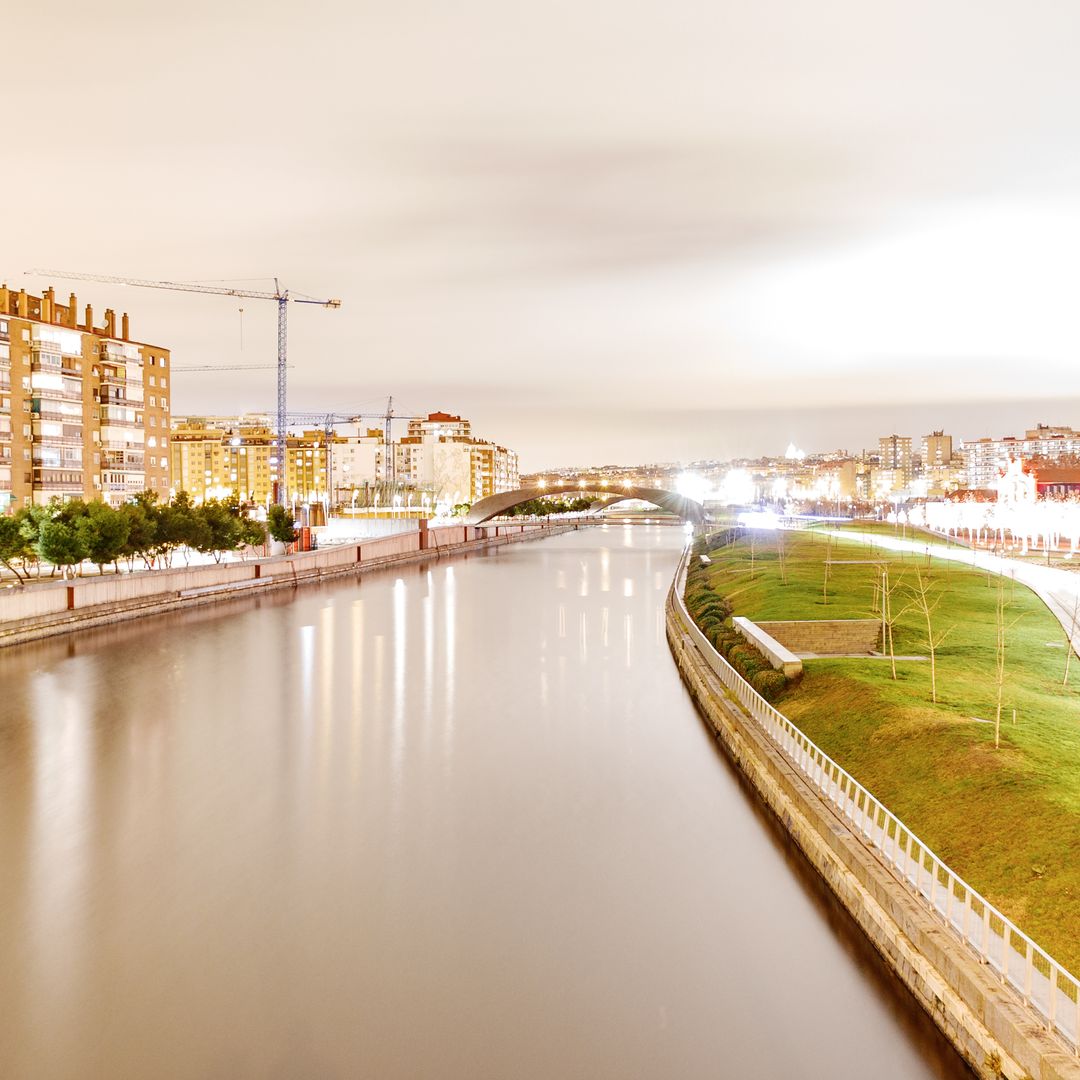 El Manzanares ya no duerme: así es la polémica iluminación que ha desatado la oposición de vecinos y ecologistas
