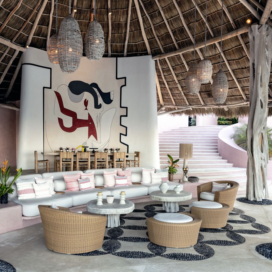 Un enorme mural al estilo de 'Le Courbusier' diseñado por Sophie, flota sobre la mesa del comedor