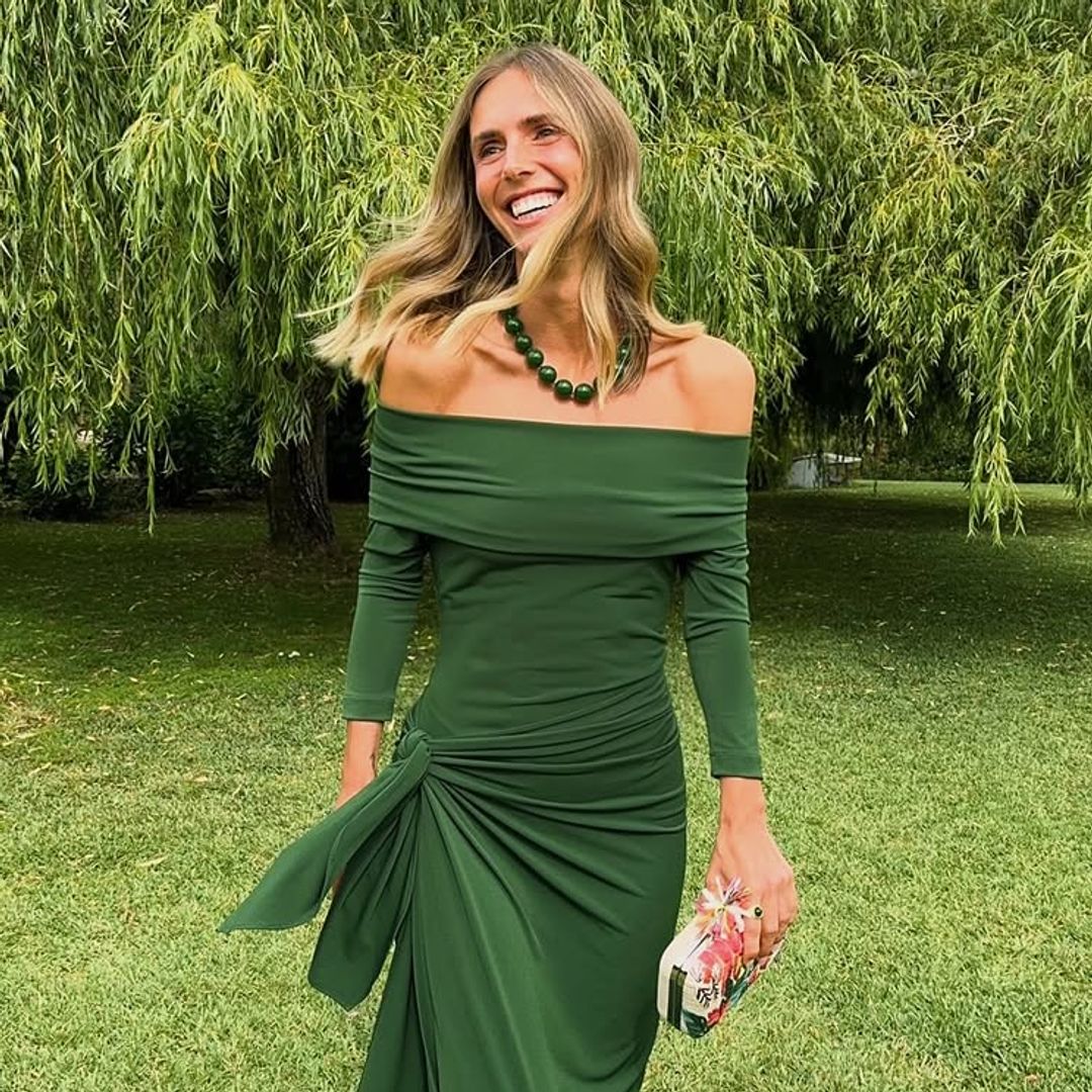 Melena ondulada con vestido verde de invitada de Lucía Bárcena
