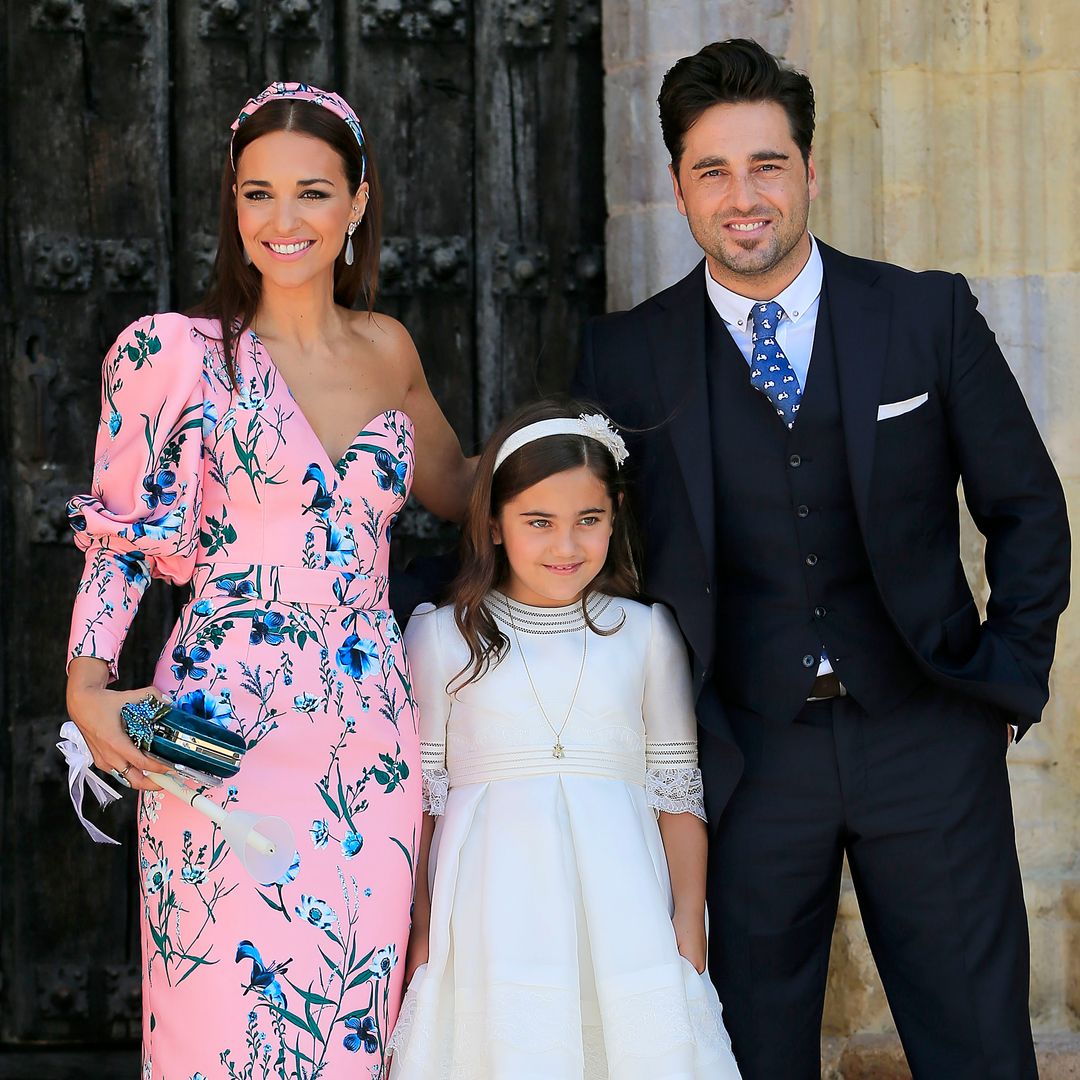 Daniella con sus padres, Paula Echevarría y David Bustamante, el día de su Primera Comunión, celebrada el 17 de junio de 2017 en San Vicente de la Barquera, Cantabria