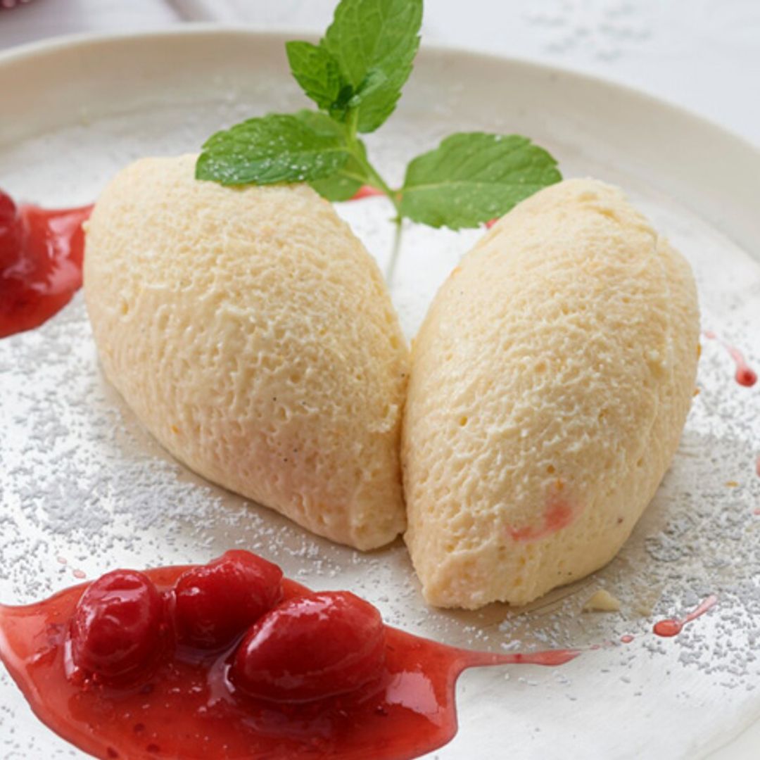 'Mousse' de chocolate blanco con 'coulís' de frutos rojos