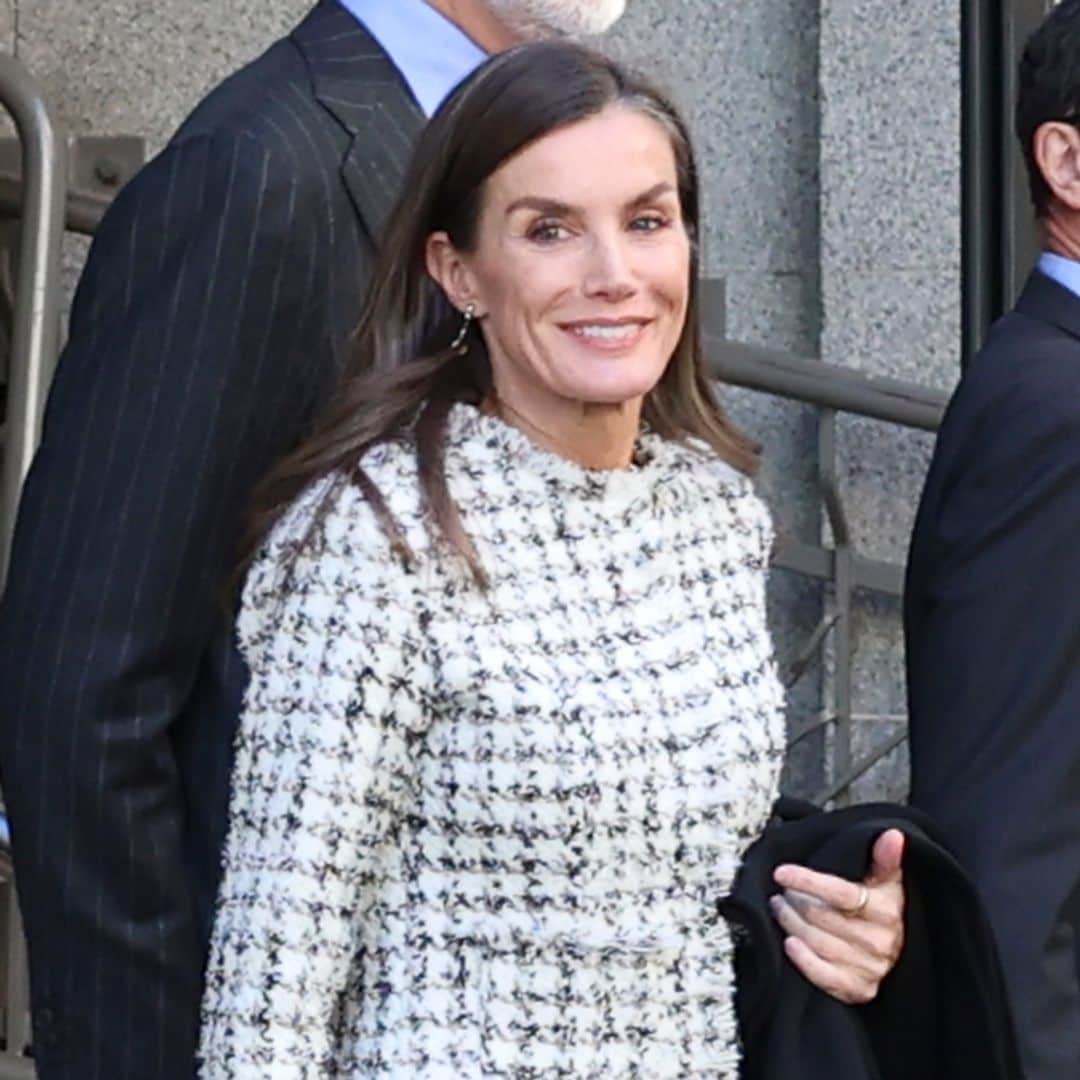 La reina Letizia apuesta todo al ‘tweed’ con un conjunto solidario: elegancia atemporal para recordar a Victoria Eugenia