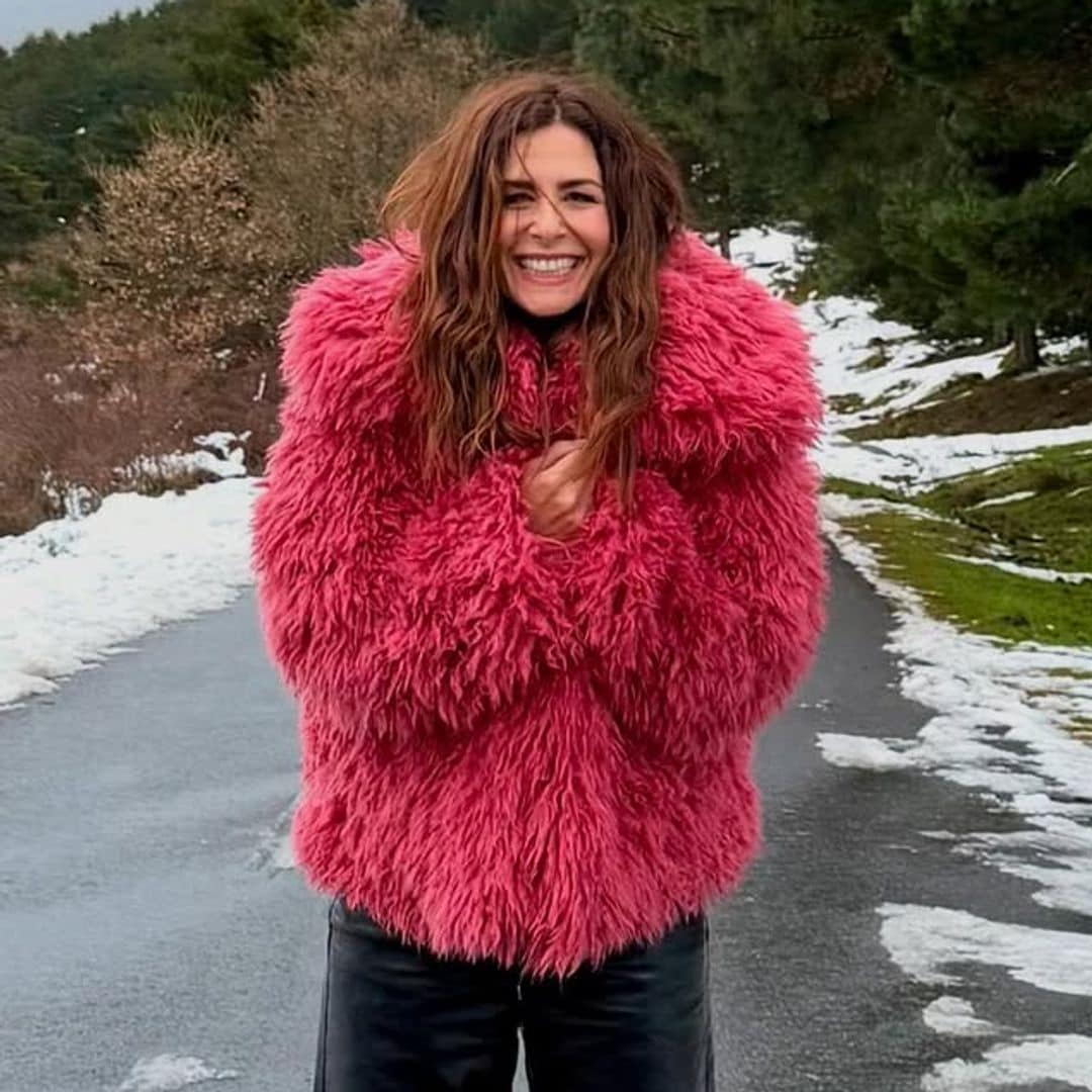 Nuria Roca se convierte en la 'Barbie de las nieves' en pleno rodaje con un abrigo rosa de pelo que ya fue tendencia