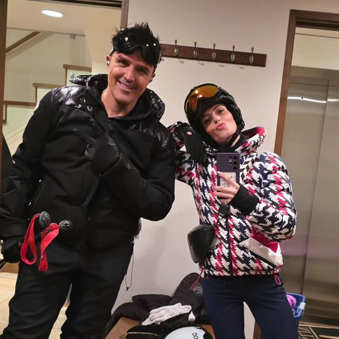 Claudia Álvarez y Billy Rovzar llevan por primera vez a sus hijos a la nieve
