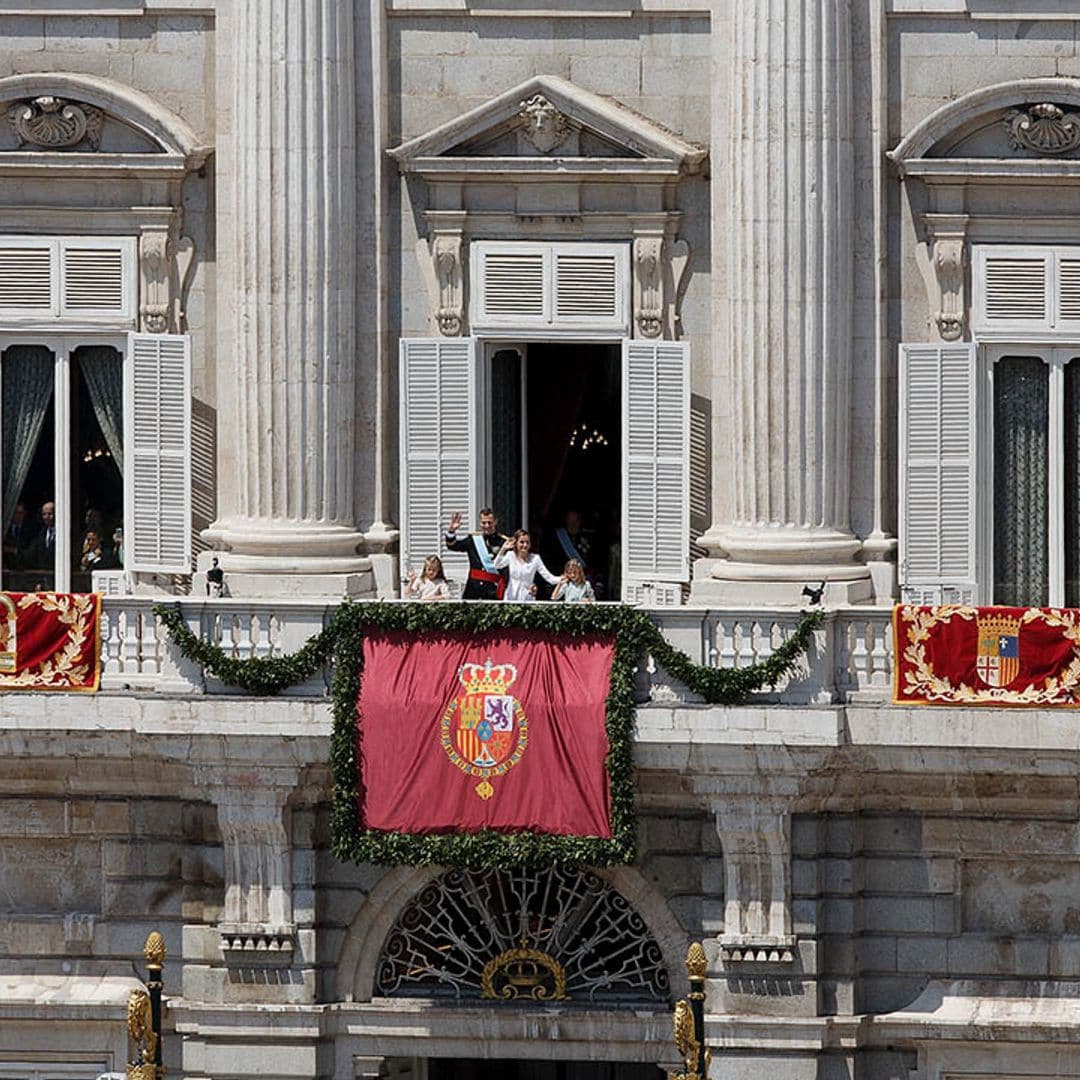 Los Reyes, junto a sus hijas, recuperan en su reinado un balcón olvidado