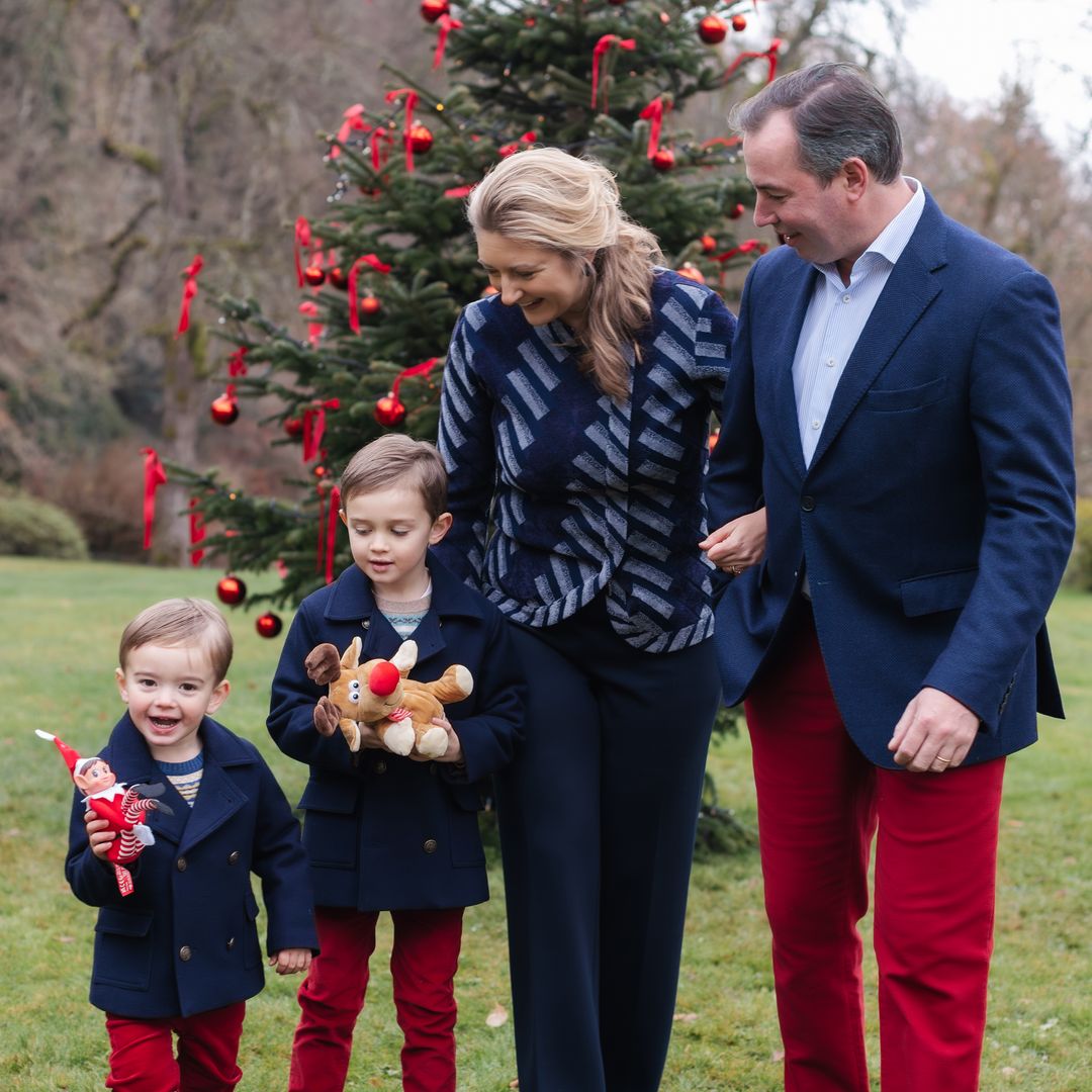 Stephanie y Guillermo de Luxemburgo comparten su primer 'Christmas' como Grandes Duques: dos príncipes, un reno y un elfo