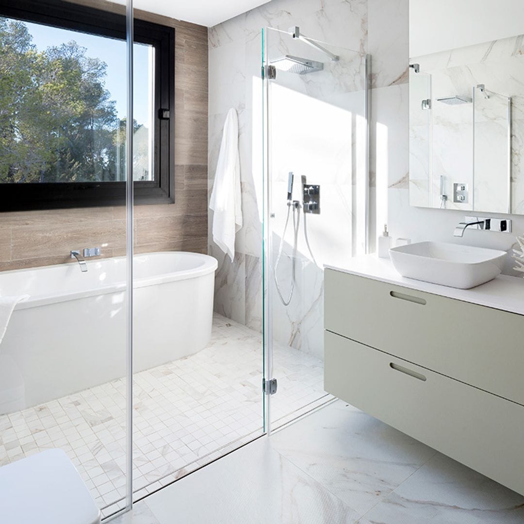 Duchas sin plato con suelo continuo: ejemplos para aplicarlo en tu cuarto de baño
