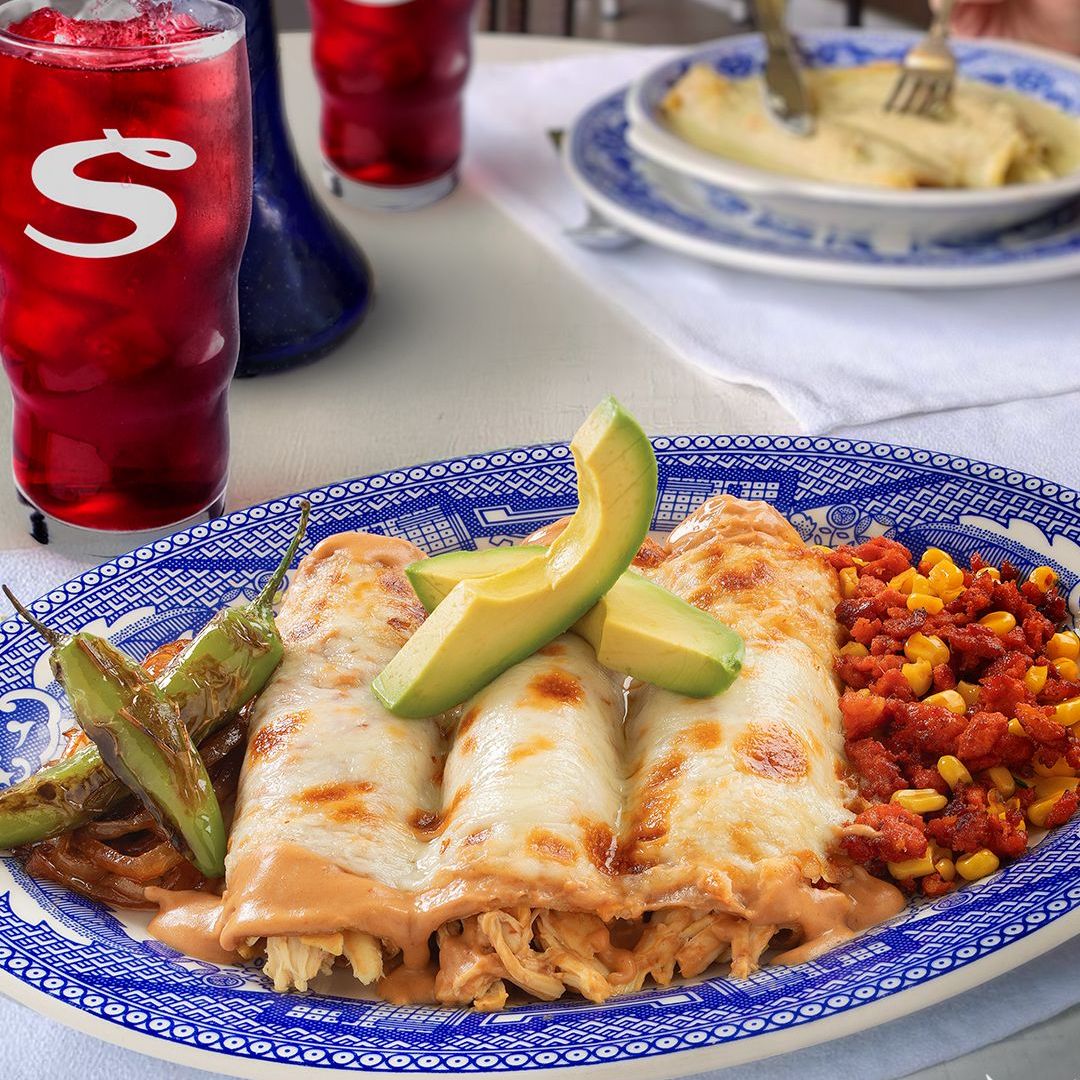 Puedes acompañar tus enchiladas toluqueñas con aguacate y una deliciosa agua de jamaica. 