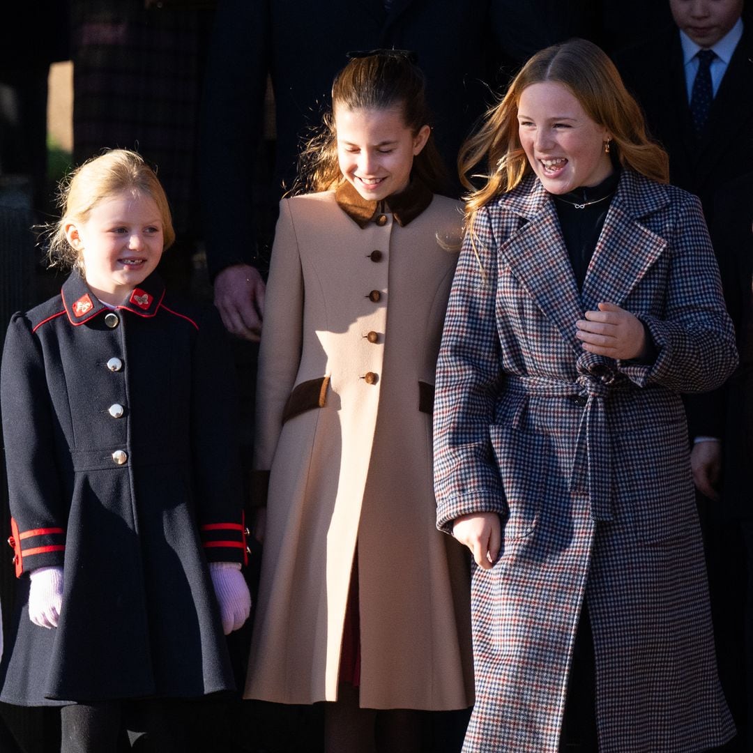 Lena con el abrigo militar en 2025.