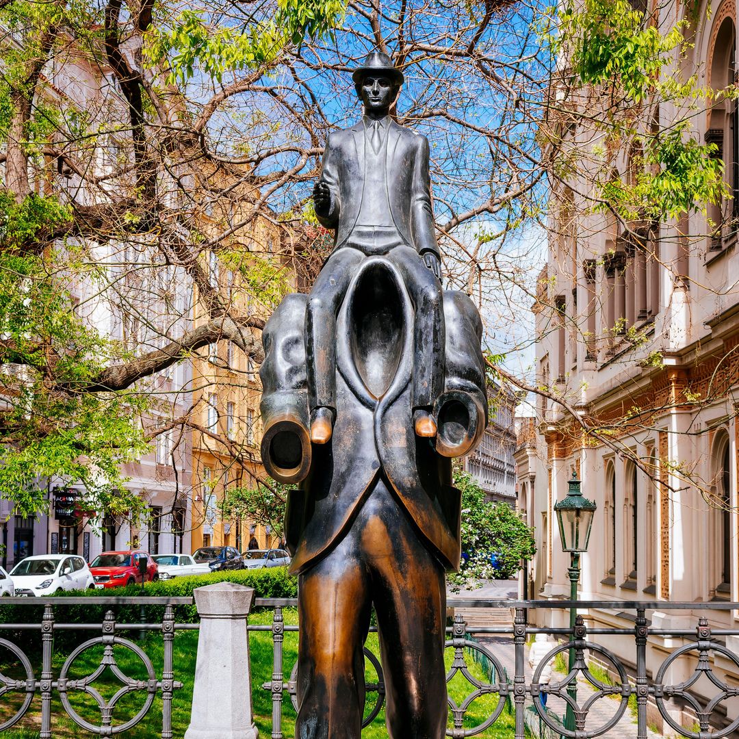 Estatua de Franz Kafka del artista Jaroslav Rona, en el barrio judío de Praga