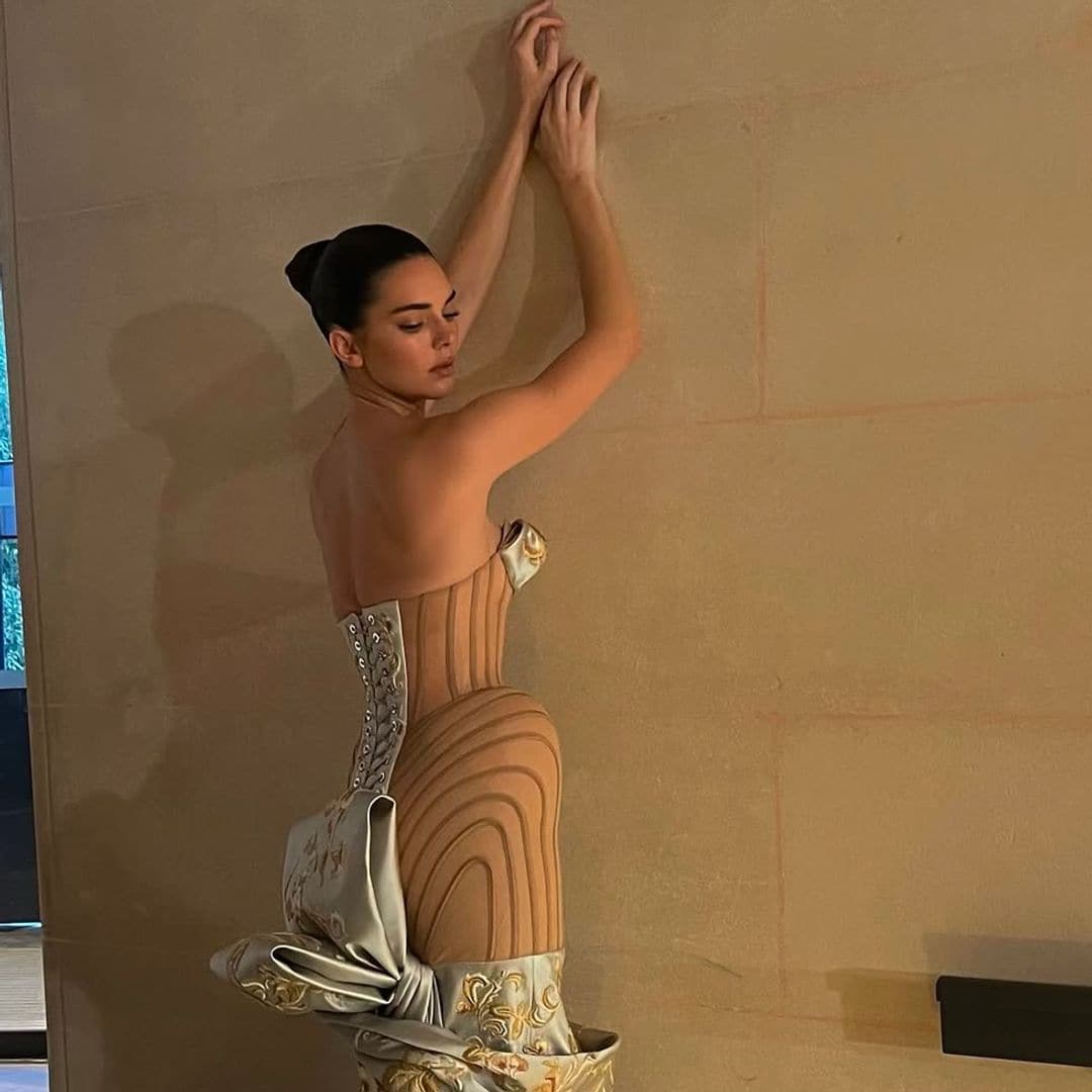 Kendall Jenner compartió en redes sociales algunos detalles de su look.