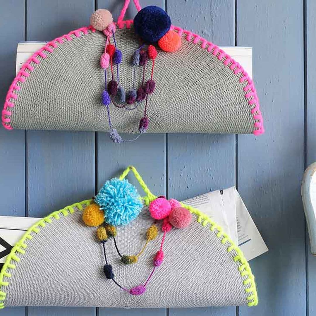 Pon orden en casa con este colorido revistero 'folk'