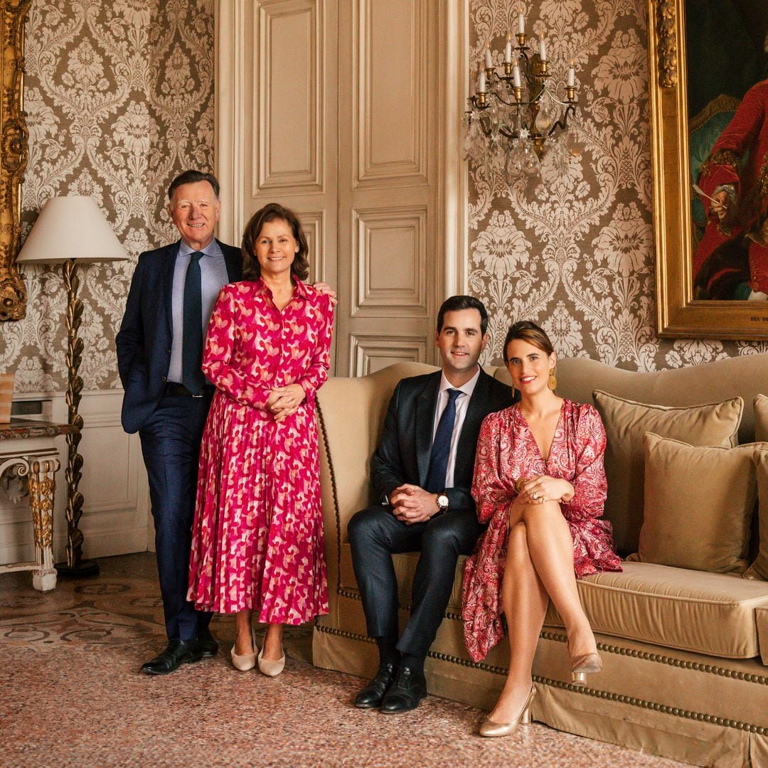 La decoración interior del "château" es impresionante. Las estancias están adornadas con frescos elaborados, molduras doradas y muebles antiguos que evocan la opulencia de épocas pasadas.