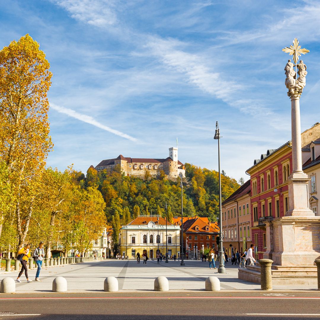 Vista del castillo de Liubliana desde la Plaza del Congreso, cerca de la Universidad de Liubliana, en el parque histórico de la capital eslovena