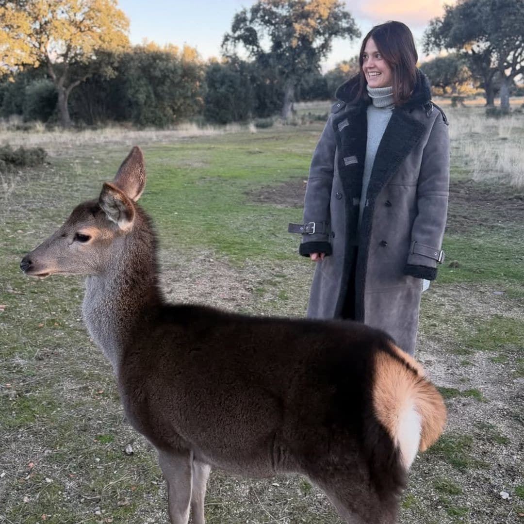 Isabelle Junot en el campo con abrigo de doble faz