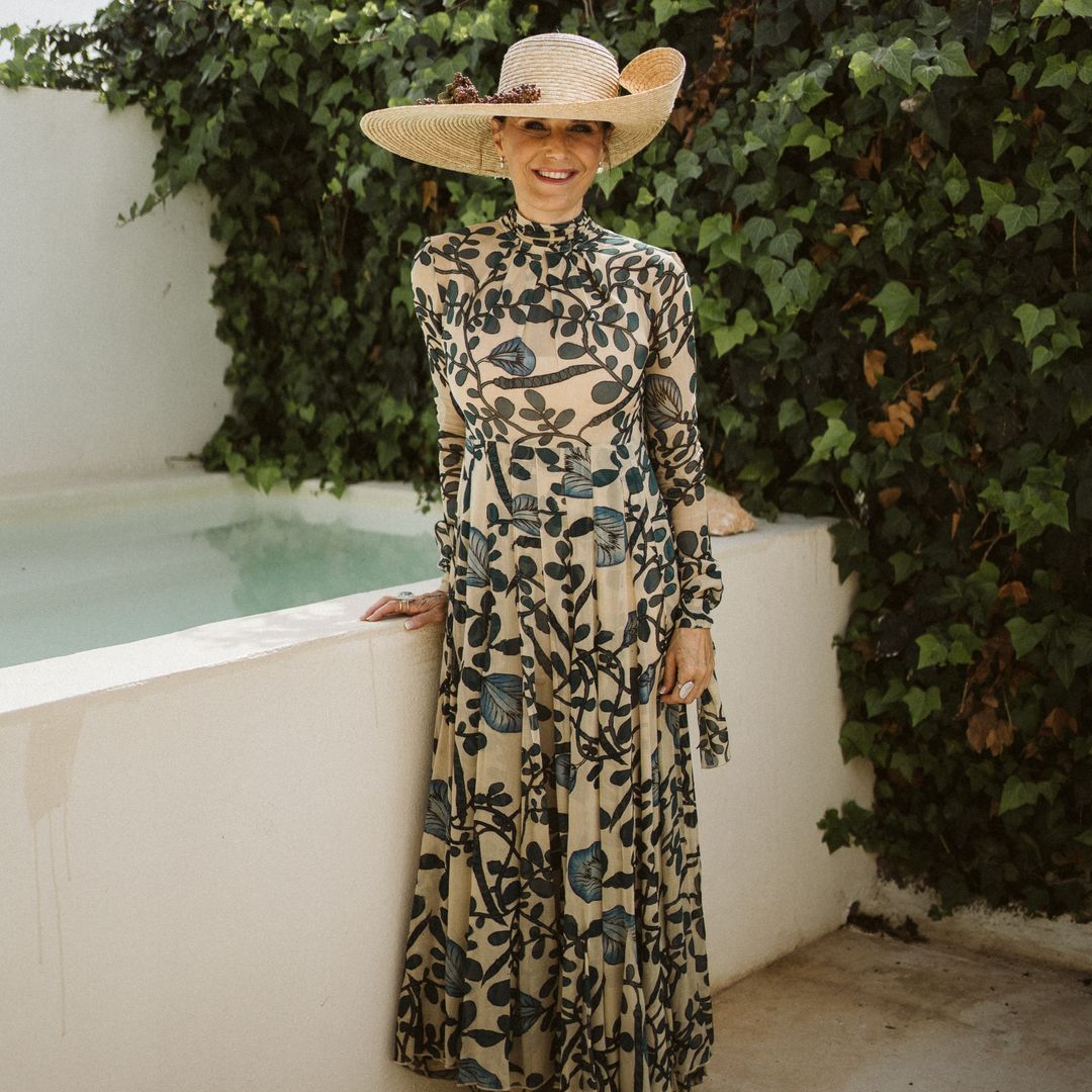 Begoña, la madre de la novia que llevó una pamela XL y un vestido diseñado por su hija para su boda en Menorca
