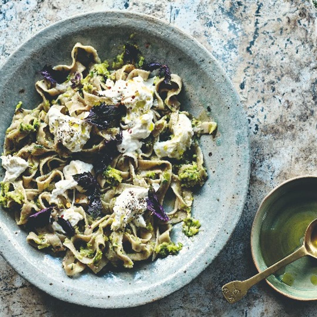 'Linguini' de linaza con pesto de espárragos, burrata y aceite de albahaca