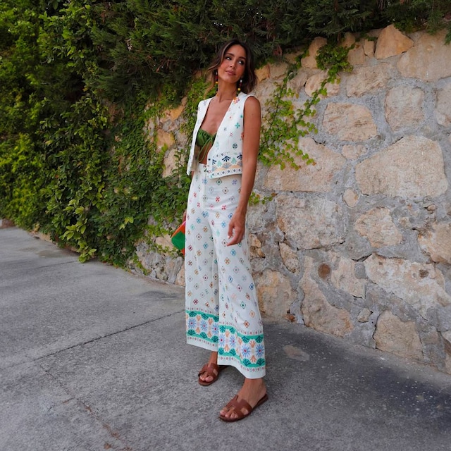 Rocío Osorno con conjunto estampado y sandalias tipo pala