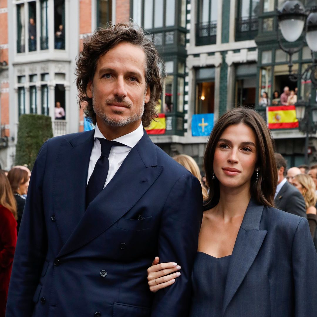 Sandra Gago 'le roba' la americana a Feliciano López y logra un look de invitada perfecta en Oviedo