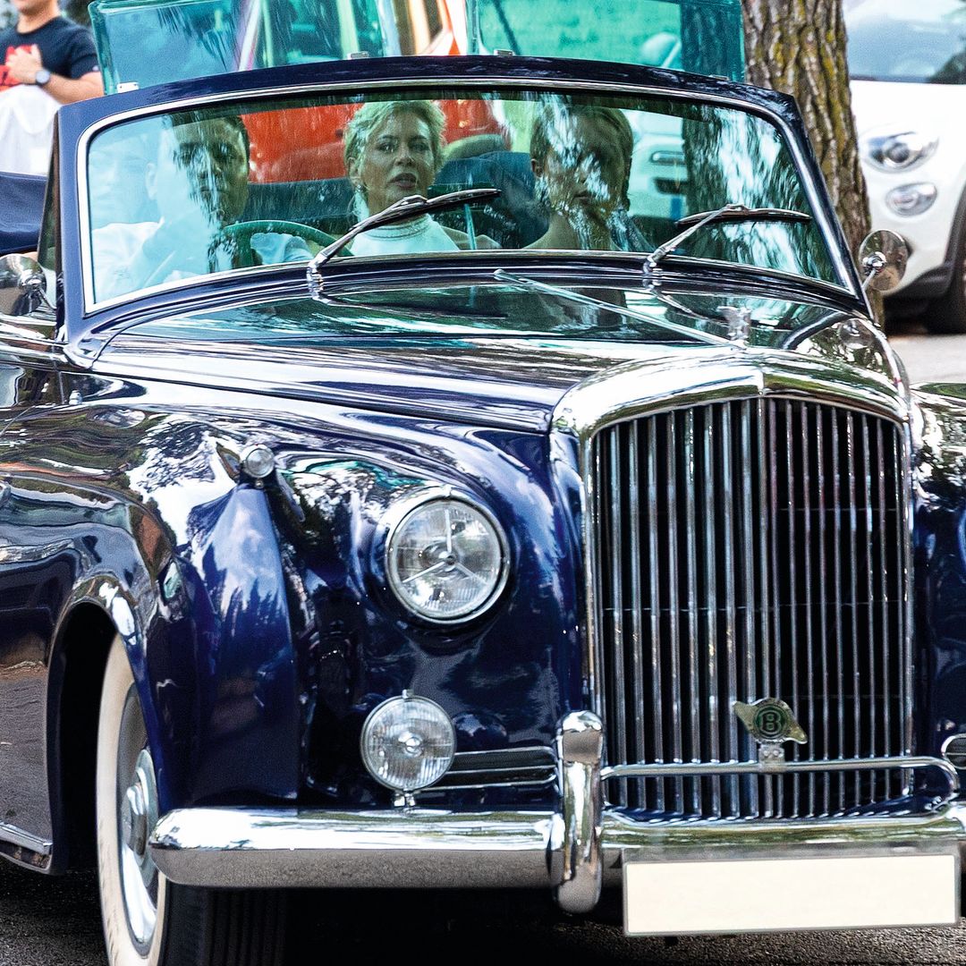 El coche con el que llegaron la novia y sus hijas a la ceremonia 