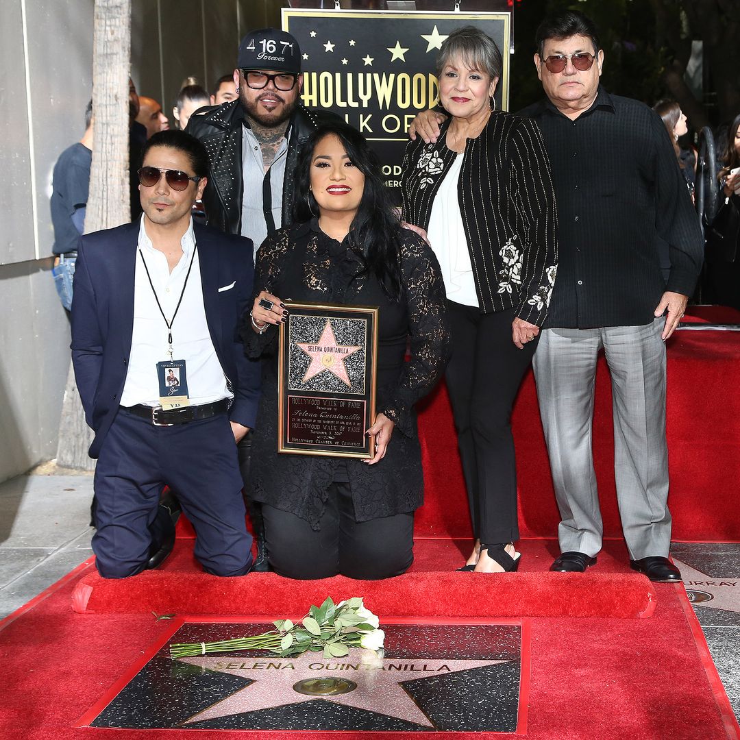Chris Perez, A.B. Quintanilla III, Suzette Quintanilla, Marcella Samora y Abraham Quintanilla en la ceremonia para honrar a Selena Quintanilla con una estrella en el Paseo de la Fama de Hollywood, en noviembre de 2017.