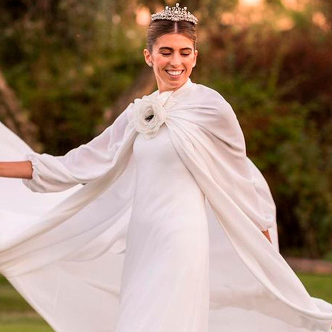 Daniela, la novia madrileña del look con capa, flores al cuello y tiara familiar