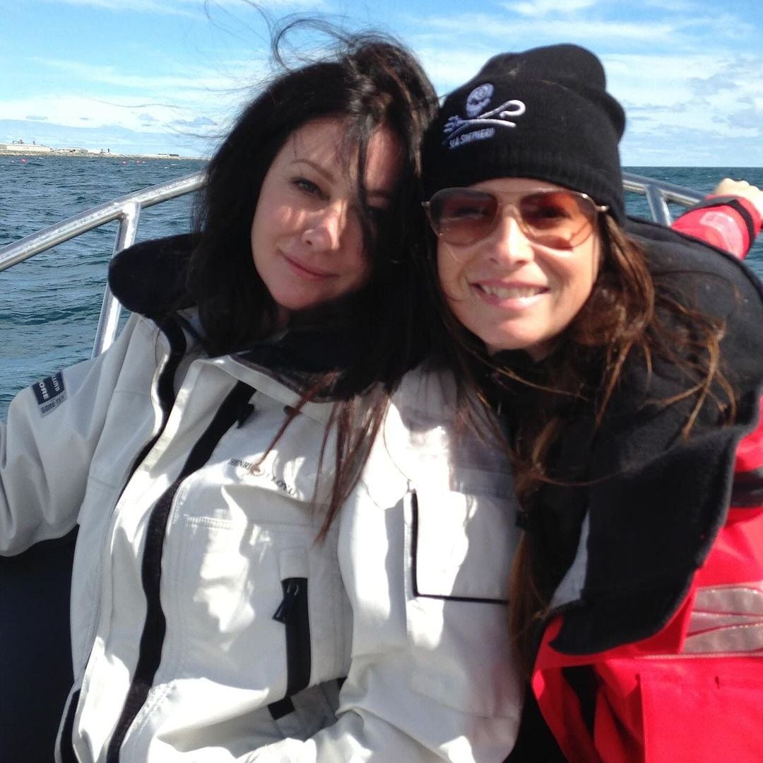 La emotiva despedida de Holly Marie Combs, destrozada tras perder a su 'hermana' Shannen Doherty