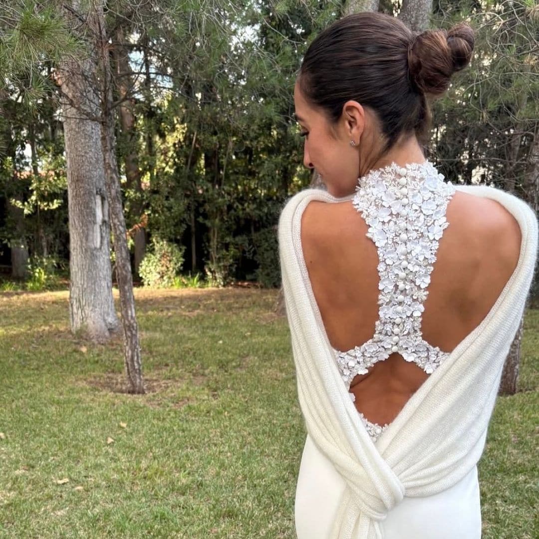 Halter floral, capa de chifón y la espalda más elegante: el espectacular vestido de novia de Coco Constans