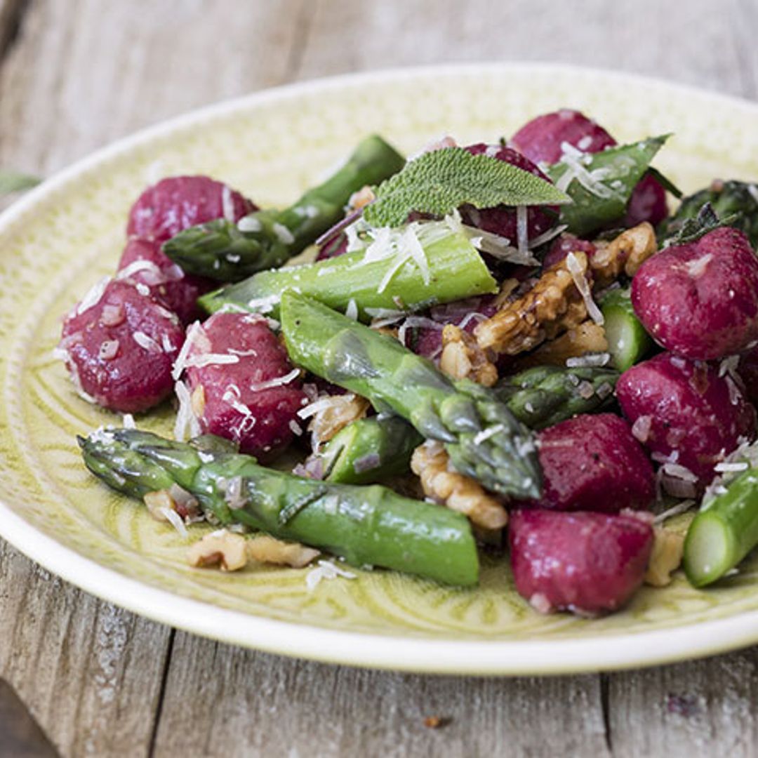 Ñoquis de remolacha con trigueros y nueces a la mantequilla de salvia