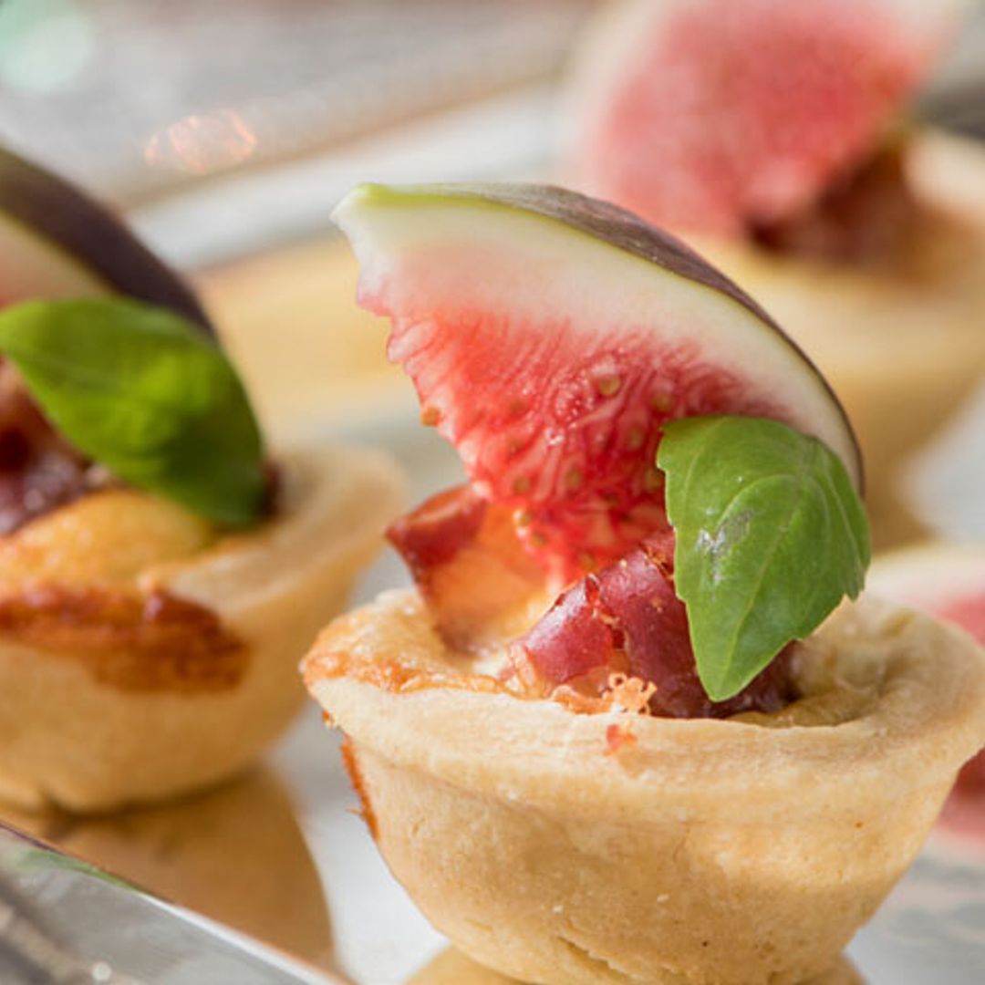 Tartaletas de paté con jamón, queso e higos frescos
